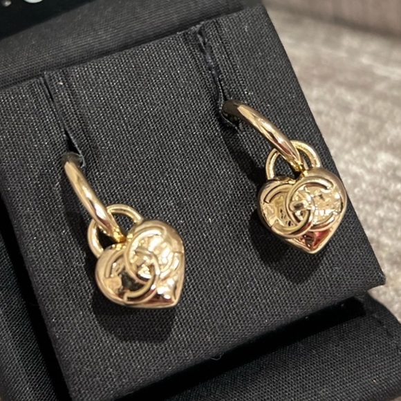 CHANEL GOLD EARRINGS WITH CC LOGO IN THE CENTER - Picture 2 of 10